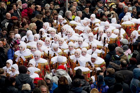 gilles de binche|Carnaval De Binche: Who Are The Bizarre Masked。